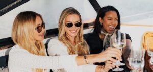 Afterworkcropped Buche ein Privatboot für dein Afterwork mit Kollegen!