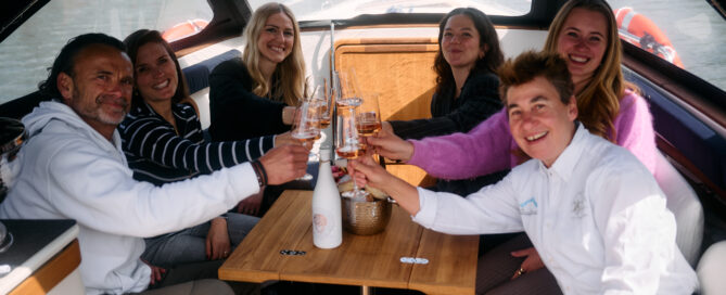 Unsere Privatboote sind die ideale Location für Teambuilding und Betriebsausflug.