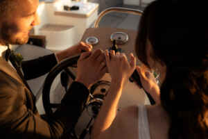 Für Flyer_300DPI-12 Boot mieten Hochzeit bei uns erwartet euch ein exklusives Erlebnis nur für euch zwei.