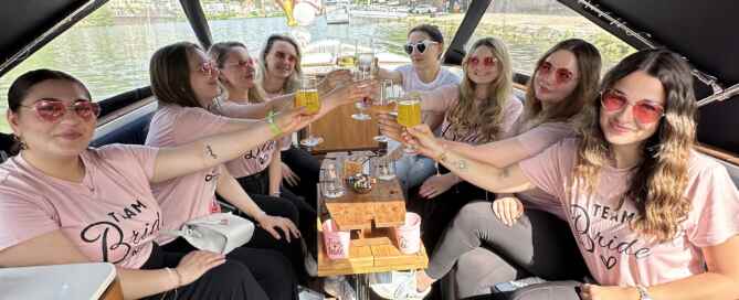 Ein Partyboot von Bootsfahrt Heidelberg ist die ideale Wahl für deinen Junggesellinnenabschied.
