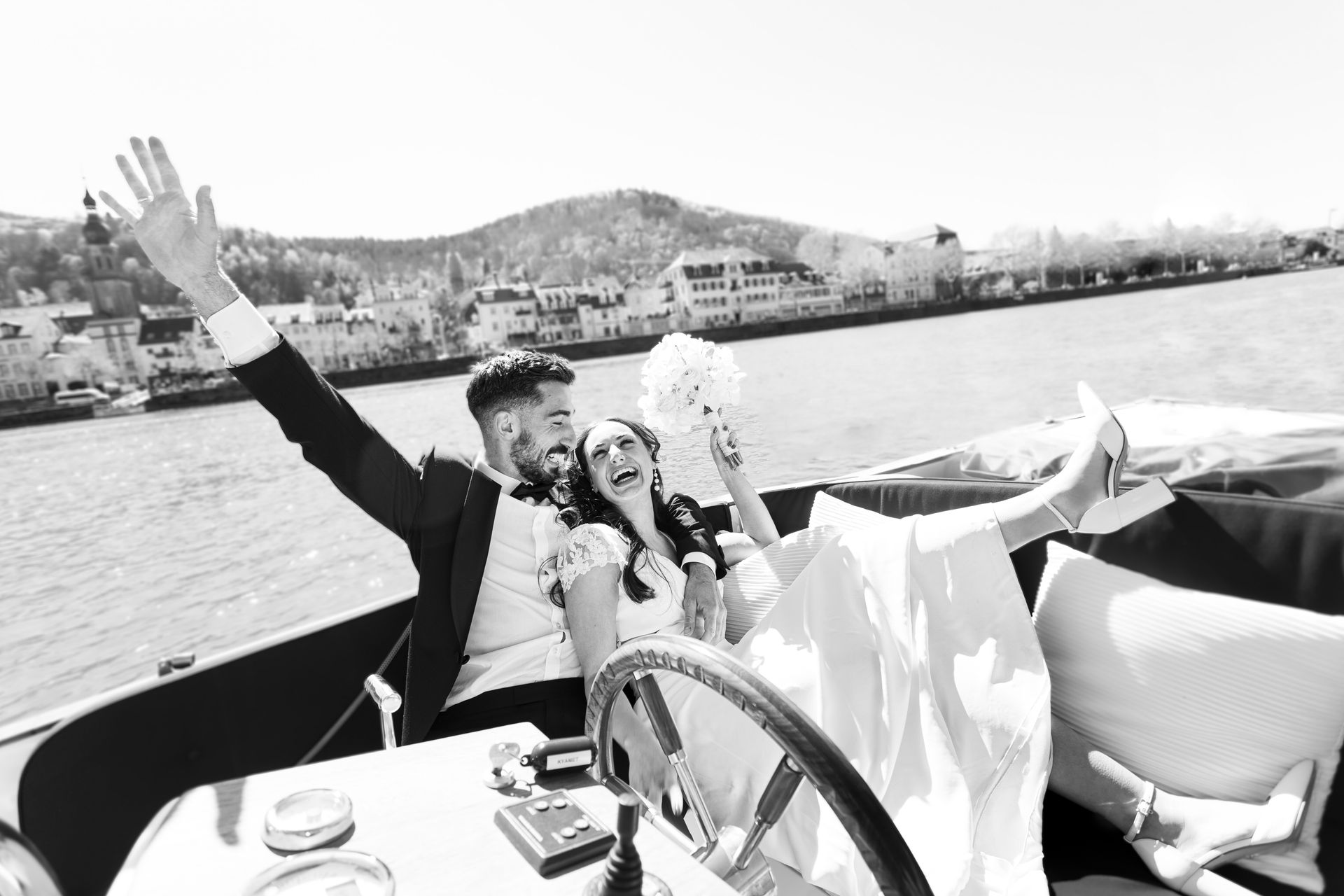 Unsere Privatboote sind der ideale Ort für dein Hochzeitsfotoshooting, und auf der Hochzeitsmesse Hockenheim vertreten.