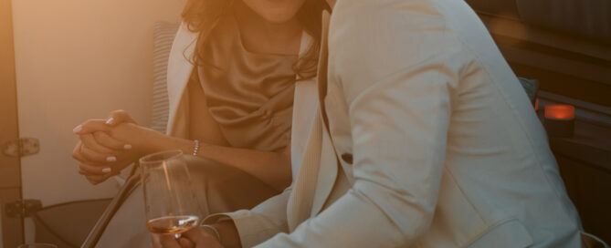 Ein Privatboot von Bootsfahrt Heidelberg ermöglicht private Momente zum Valentinstag 2025.