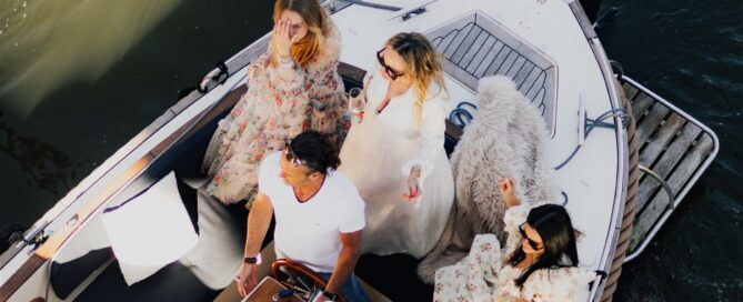 Unsere Boote bieten viel Platz für ein Teambuilding in Heidelberg.