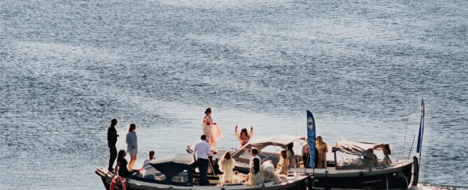 Eine Bootstour ist der ideale Benefit für Mitarbeiter und stärkt den Teamzusammenhalt.