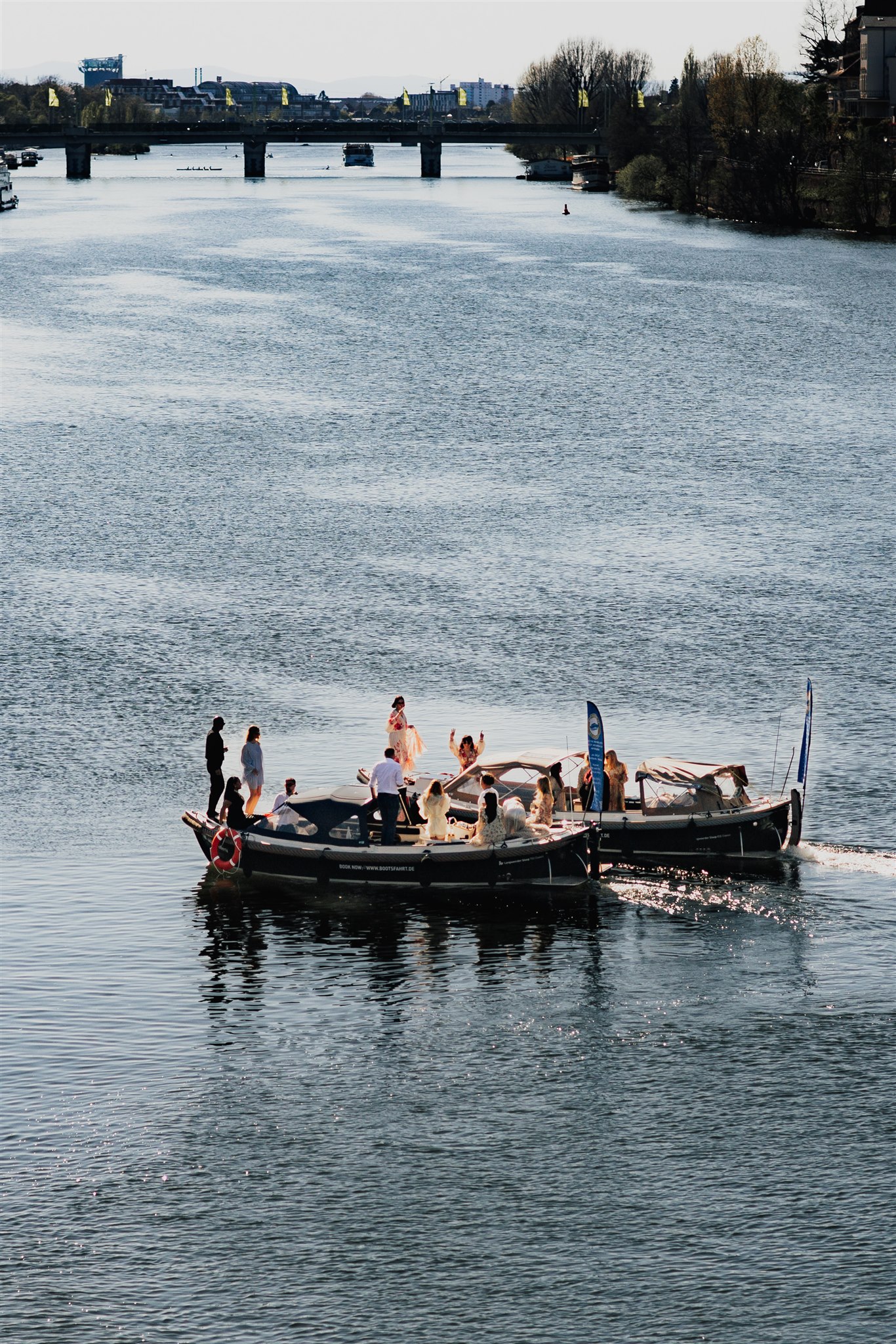 Eine Bootstour ist der ideale Benefit für Mitarbeiter und stärkt den Teamzusammenhalt.