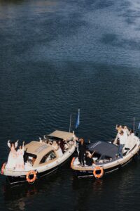 Von Lennox Bei Bootsfahrt Heidelberg finden auf zwei Booten bis zu 24 Gäste Platz.