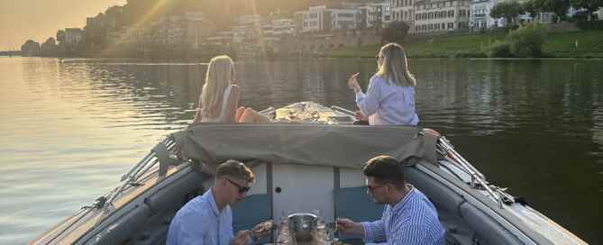 Unsere Boote sind der ideale Ort für einen unvergesslichen Familienausflug zur Einschulung in Heidelberg.