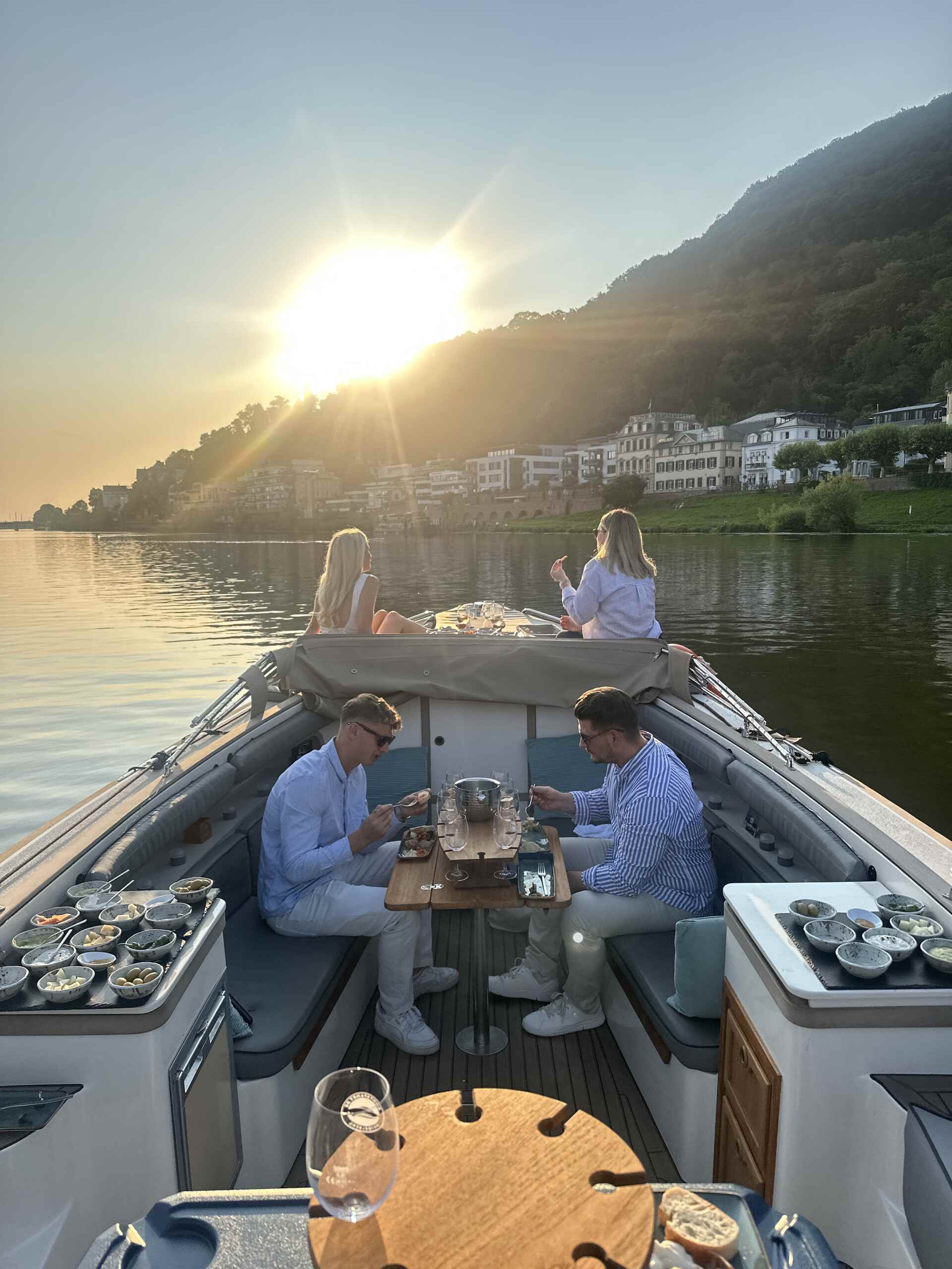 Ausflug bei schönem Wetter 4 pers Unsere Boote sind der ideale Ort für einen unvergesslichen Familienausflug zur Einschulung in Heidelberg.