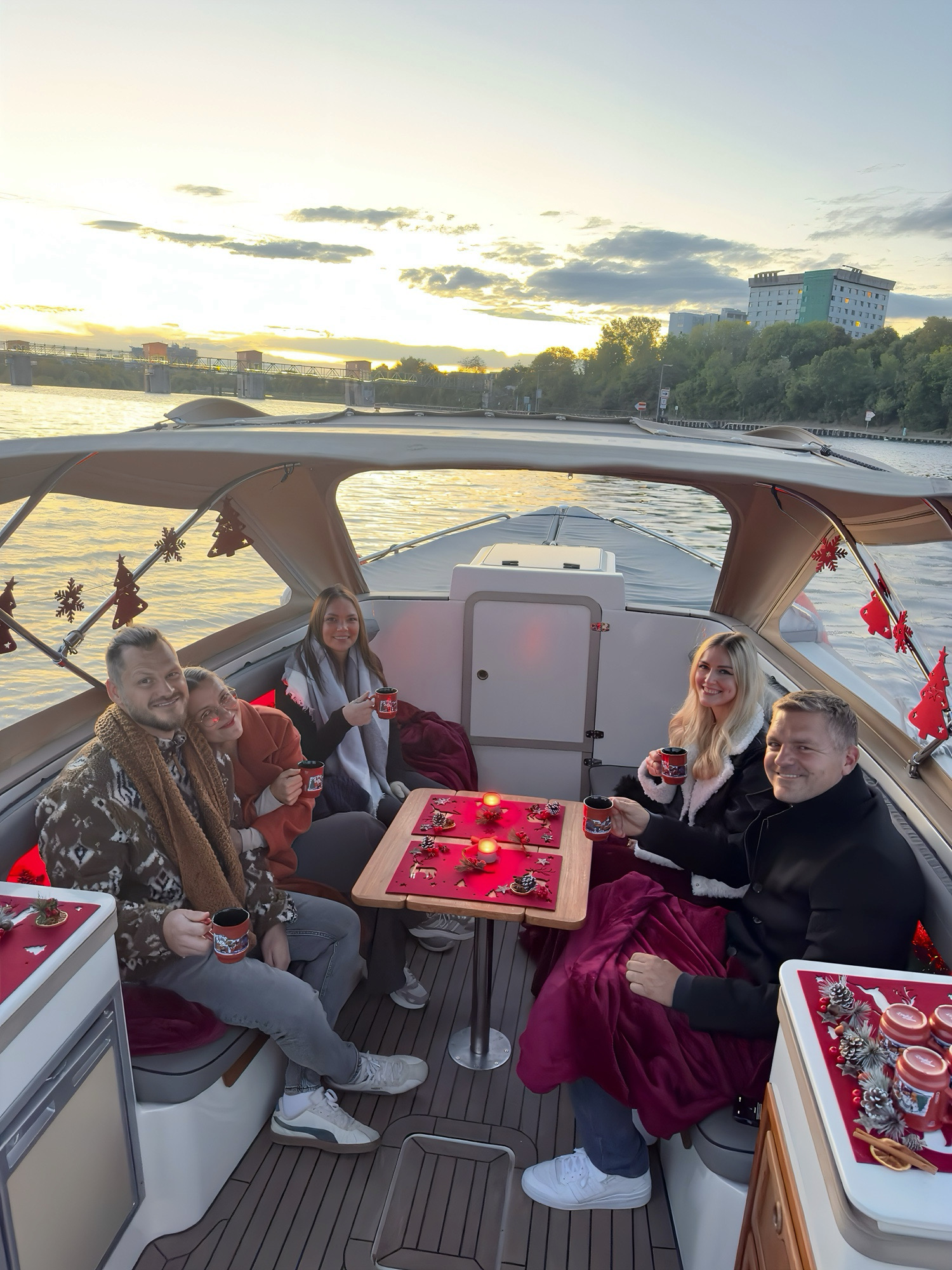 IMG_2858(8) Bootsfahrt Heidelberg bietet eine außergewöhnliche Location für eure Weihnachtsfeier Heidelberg.