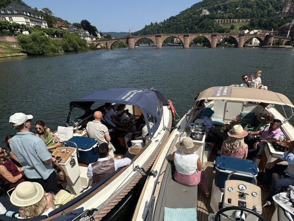Bis zu 34 Hochzeitsgäste auf drei verbundenen Booten