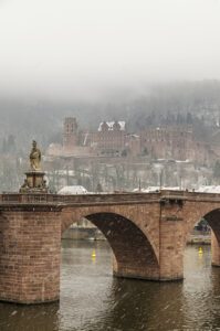 Alte Brücke im Lichterglanz